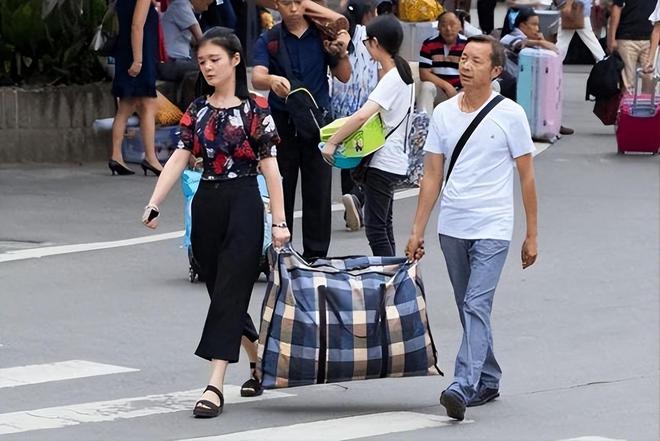 热搜上“大学生尿素袋丢人”撕开贫富差距揭开太多家庭的辛酸(图2)